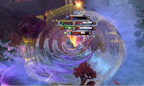 成都春熙路迎接2025全球LOL总决赛巨型奖杯雕塑